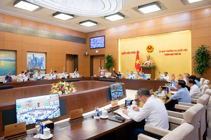 Thông qua Pháp lệnh Dân số mới Chính thức thông qua Pháp lệnh Dân số mới: Vợ chồng được tự quyết định về số con