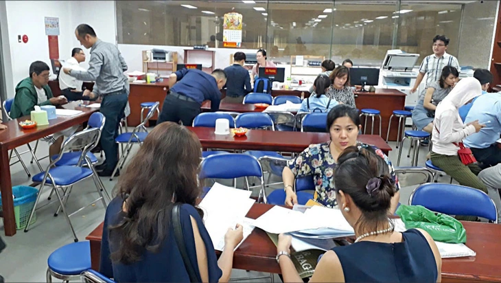 Người dân công chứng tại văn phòng công chứng ở quận 5, TP.HCM công chứng - Ảnh1.