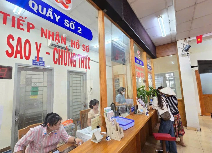 Nâng cao chất lượng công chức cấp xã sau sáp nhập: Không chỉ nhìn vào bằng cấp Công chức cấp xã thực hiện thủ tục hành chính cho người dân
