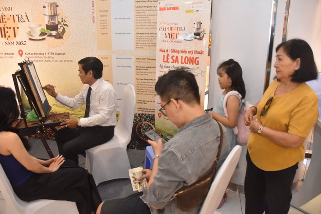 Khách tham quan nhận ký chân dung miễn phí Khách tham quan nhận ký chân dung miễn phí