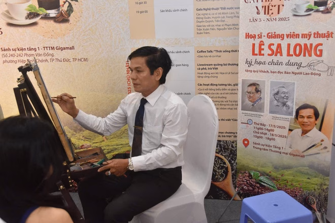 Khách tham quan hào hứng với hoạt động ký hoạ chân dung Khách tham quan hào hứng với hoạt động ký hoạ chân dung