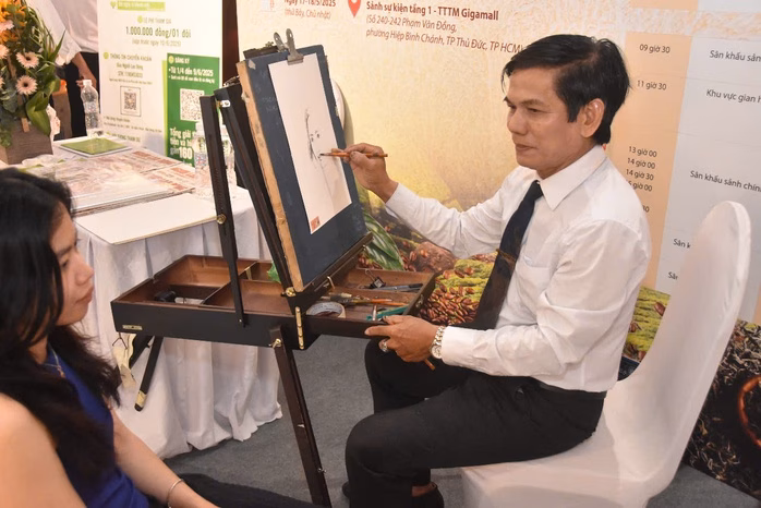 Khách tham quan thích thú nhận ký chân dung miễn phí tại chương trình Tôn vinh cà phê, trà Việt Khách tham quan thích thú nhận ký chân dung miễn phí tại chương trình Tôn vinh cà phê, trà Việt