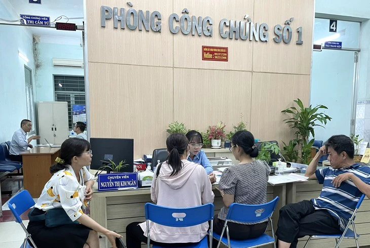 Người dân làm thủ tục công chứng tại TP.HCM công chứng - Ảnh1.