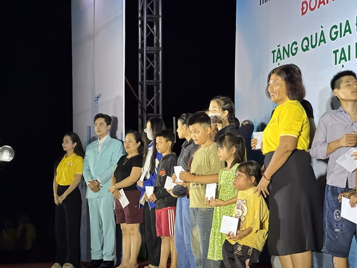 Ca sĩ Minh Sang trao quà cho học sinh tỉnh Gia Lai Ca sĩ Minh Sang trao quà cho học sinh tỉnh Gia Lai