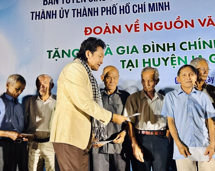 NSND Trọng Phúc trao quà cho các hộ nông dân tại tỉnh Gia Lai NSND Trọng Phúc trao quà cho các hộ nông dân tại tỉnh Gia Lai