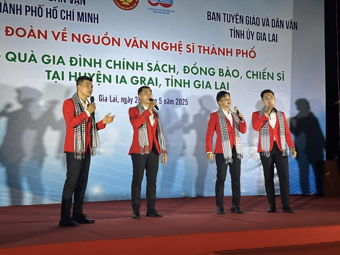 Nhóm Lạc Việt thể hiện ca khúc “Nổi lửa lên em” của nhạc sĩ Huy Thục Nhóm Lạc Việt thể hiện ca khúc “Nổi lửa lên em” của nhạc sĩ Huy Thục