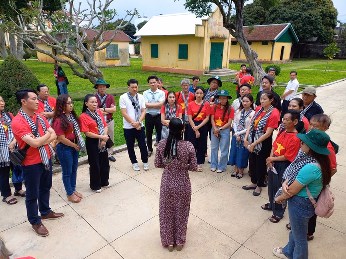 Đoàn văn nghệ sĩ TP HCM tham quan Khu di tích Nhà đày Buôn Mê Thuột