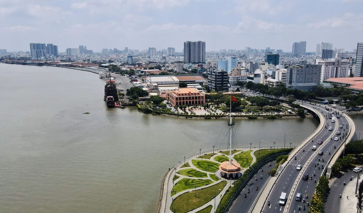 Cột cờ Thủ Ngữ về đêm Cột cờ Thủ Ngữ được chiếu sáng mỹ thuật