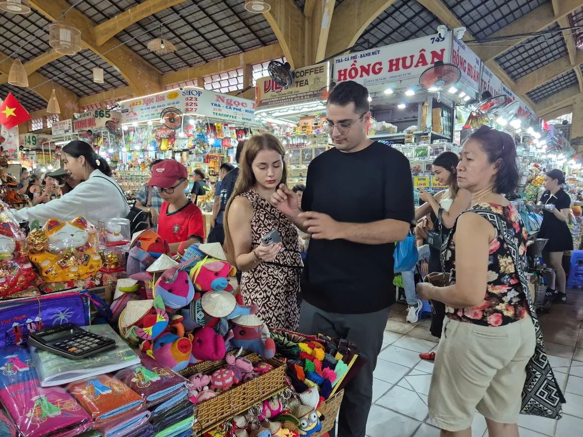 Khách quốc tế tìm hiểu sản phẩm lưu niệm tại chợ Bến Thành Khách quốc tế tìm hiểu sản phẩm lưu niệm tại chợ Bến Thành