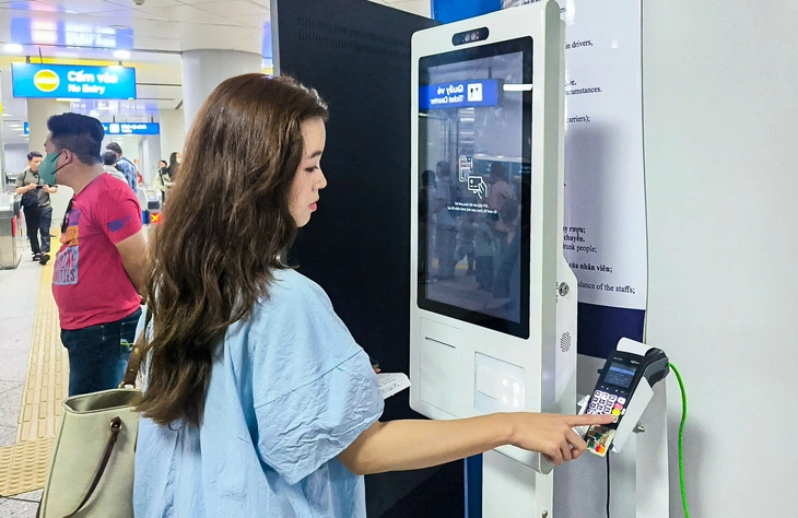 Ga Bến Thành - Tuyến Metro số 1 Hành khách mua vé tại ga Bến Thành trên tuyến Metro số 1