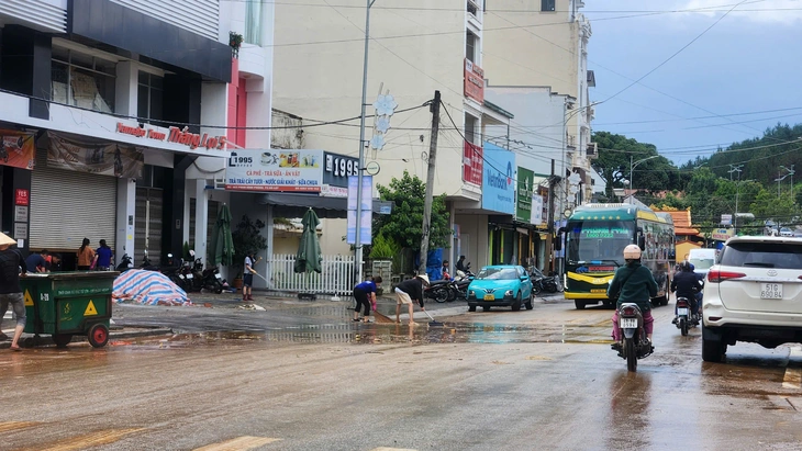 Người dân dọc đường Phan Đình Phùng dọn dẹp sau mưa lớn