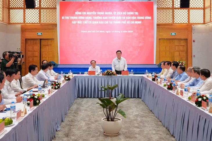 Mô hình tổ hợp báo chí – Giải pháp cho báo chí TP.HCM trong kỷ nguyên mới Trưởng Ban Tuyên giáo và Dân vận Trung ương Nguyễn Trọng Nghĩa chủ trì buổi làm việc