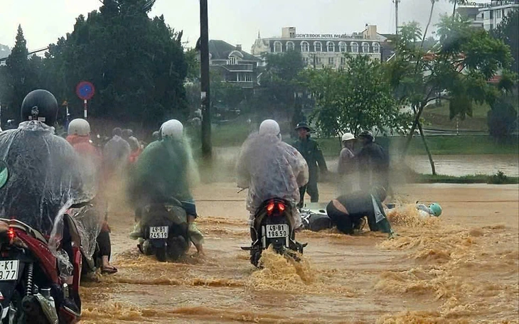 Người dân bị nước cuốn ngã ở khu vực cuối dốc Trần Nhân Tông (giáp hồ Xuân Hương) trong trận mưa