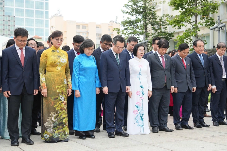 Đoàn đại biểu dành phút mặc niệm Đoàn đại biểu dành phút mặc niệm