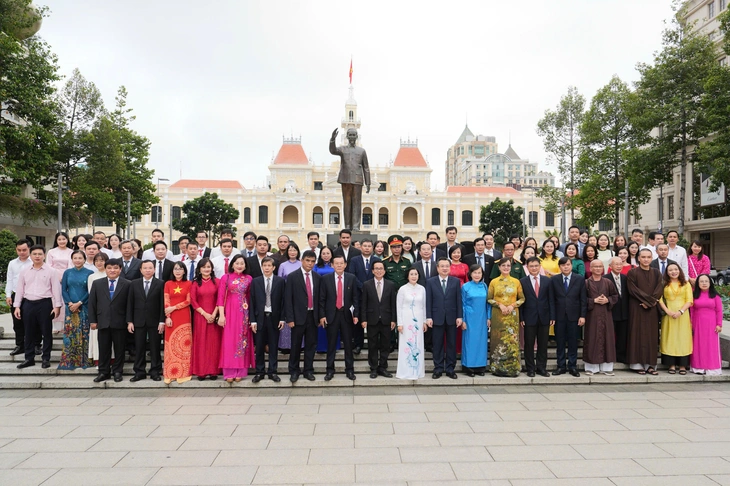 Đoàn đại biểu chụp ảnh lưu niệm Đoàn đại biểu chụp ảnh lưu niệm