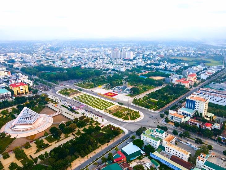 Hạ tầng đô thị ở quảng trường 16 Tháng 4 Hạ tầng đô thị ở quảng trường 16 Tháng 4, trung tâm tỉnh Ninh Thuận hiện nay