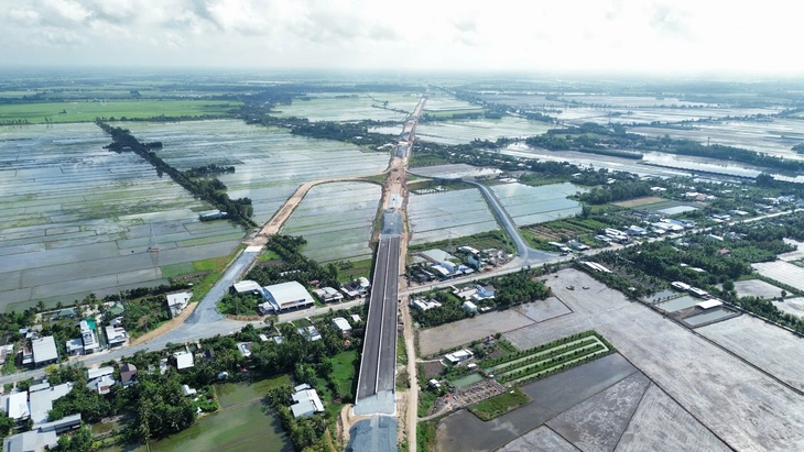 Dự án cao tốc Cần Thơ – Cà Mau đang trong giai đoạn nước rút để hoàn thành trước ngày 19-12. Tuyến cao tốc từ Cần Thơ đến Cà Mau
