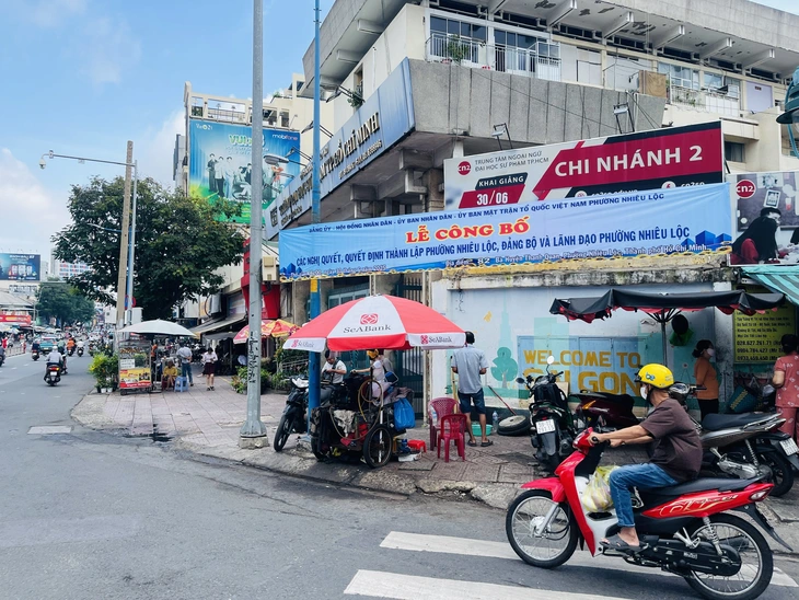 Băng rôn tuyên truyền về tên phường mới Băng rôn tuyên truyền về tên phường mới tại cầu Lê Văn Sỹ, quận 3