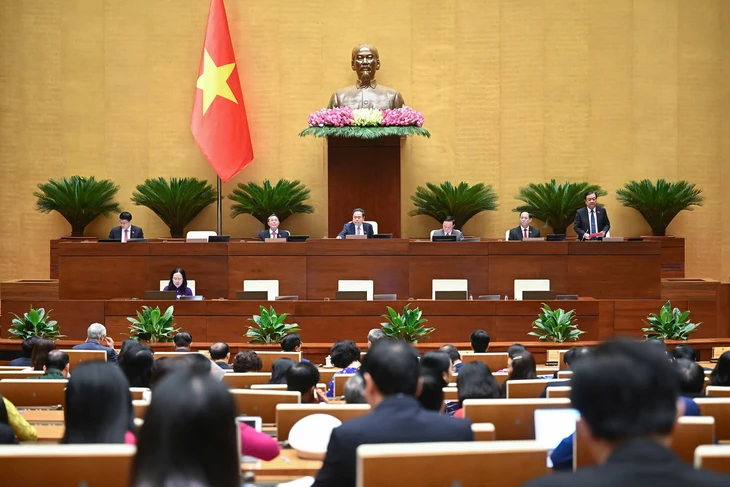 Toàn cảnh ngày họp cuối của kỳ họp thứ9, Quốc hội khóa XV Quốc hội 'chốt' loạt chính sách ưu đãi doanh nghiệp tư nhân làm đường sắt - Ảnh1.