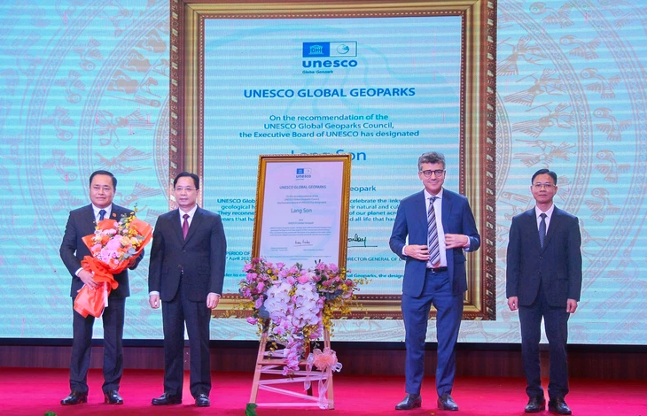 Ông Jonathan Wallace Baker trao bằng công nhận Công viên địa chất toàn cầu UNESCO Lạng Sơn Ông Jonathan Wallace Baker trao bằng công nhận Công viên địa chất toàn cầu UNESCO Lạng Sơn