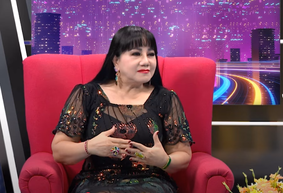 Nữ danh ca Ngọc Ánh mua vàng
