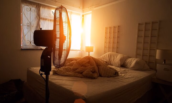Nhiệt độ phòng quá nóng ảnh hưởng đến giấc ngủ Nhiệt độ phòng quá nóng là lý do dẫn đến khó ngủ vào mùa hè.