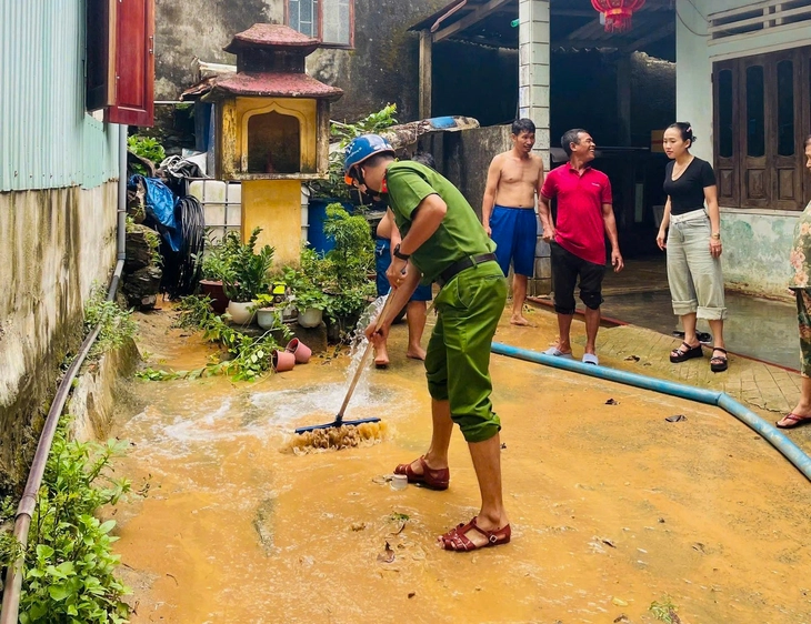 Công an hỗ trợ dọn dẹp Công an hỗ trợ dọn dẹp