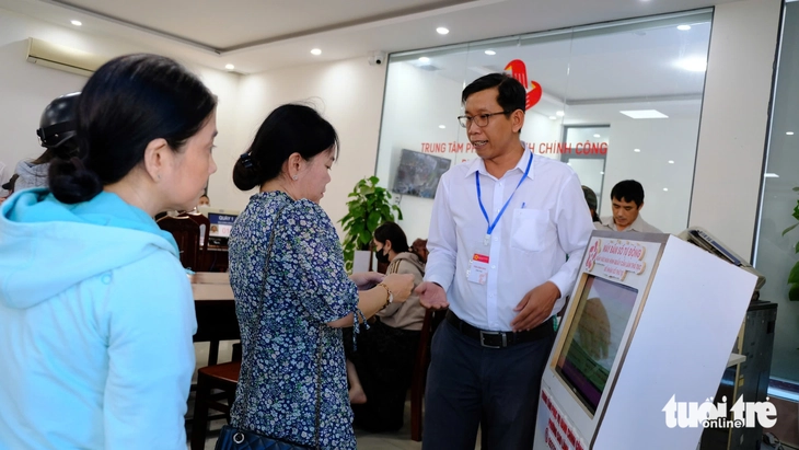 Cán bộ hướng dẫn người dân làm thủ tục tại Trung tâm hành chính công phường Cao Lãnh