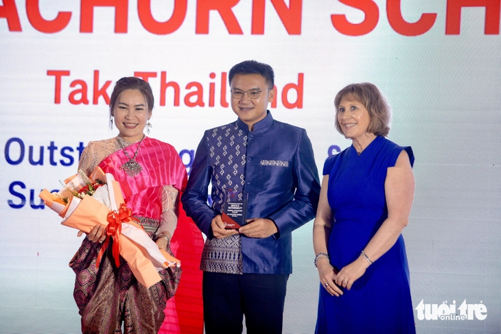 Trường Tessaban1 Kittikachorn (Thái Lan) với sản phẩm phân hủy sinh học từ lá cây rụng giành giải Sức khỏe và Phát triển bền vững Trường Tessaban1 Kittikachorn (Thái Lan) với sản phẩm phân hủy sinh học từ lá cây rụng giành giải Sức khỏe và Phát triển bền vững