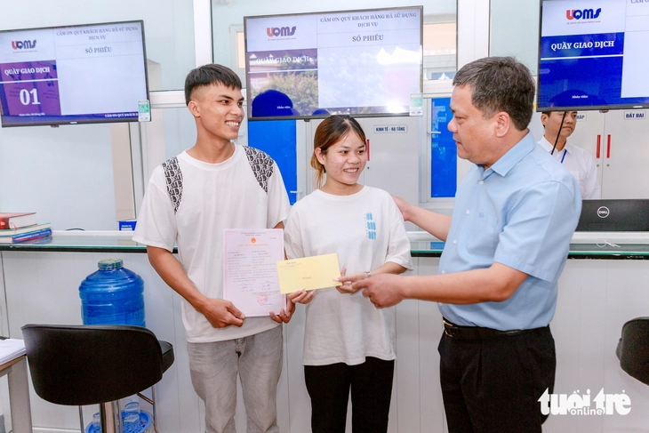 Chủ tịch Quảng Trị Trao Giấy Kết Hôn, Tặng Quà Đôi Bạn Trẻ Trong Ngày Kiểm Tra Cơ Sở Chủ tịch UBND tỉnh Quảng Trị Trần Phong trao giấy chứng nhận kết hôn cho đôi bạn trẻ