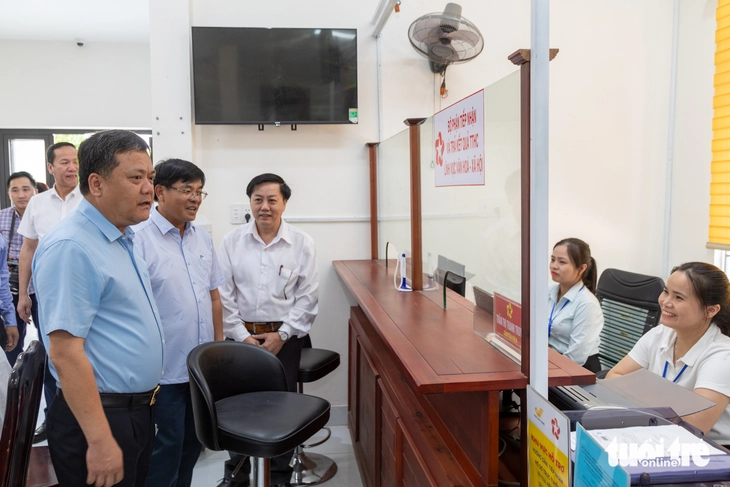 Một Ngày Đặc Biệt Của Đôi Bạn Trẻ Chủ tịch UBND tỉnh Quảng Trị Trần Phong trò chuyện với cán bộ tại Trung tâm phục vụ hành chính công xã Cam Lộ