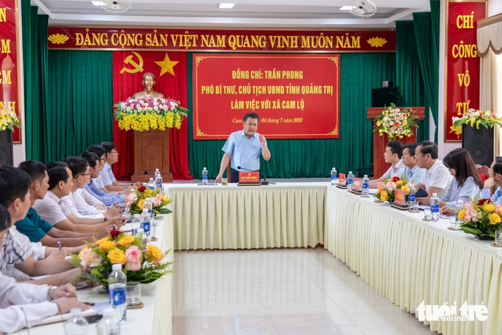 Đánh Giá Cao Hiệu Quả Vận Hành Chính Quyền 2 Cấp Chủ tịch UBND tỉnh Quảng Trị Trần Phong kiểm tra công việc tại các xã