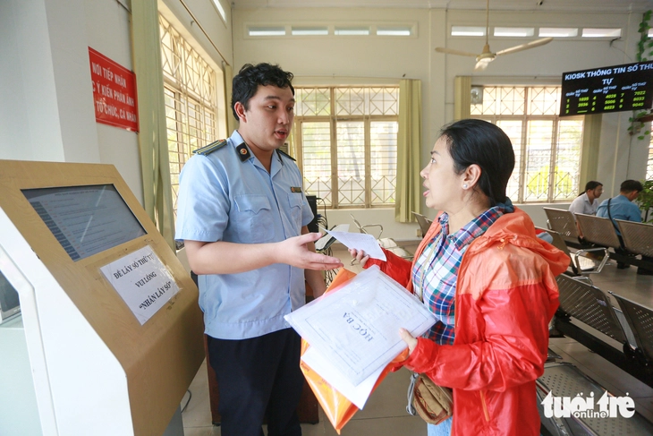 Người dân đến Trung tâm phục vụ hành chính công phường Bình Thạnh