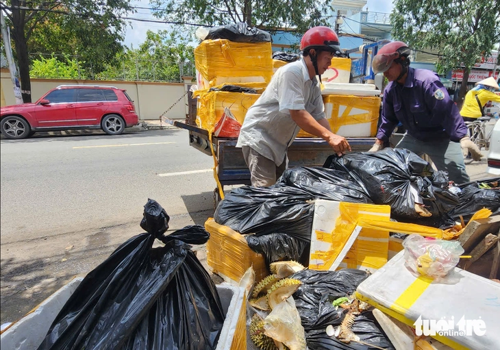 Rác không được thu gom tại một điểm ở phường Biên Hòa