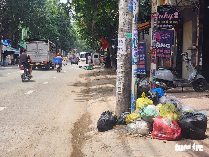 Rác nằm ven đường ở một vị trí trên đường Bùi Hữu Nghĩa, phường Biên Hòa