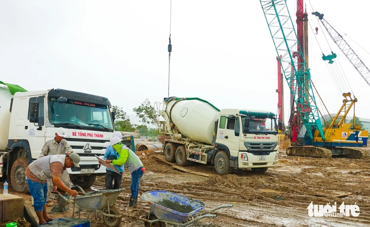Công nhân thực hiện dự án nâng cấp mở rộng cảng hàng không quốc tế Phú Quốc Công nhân thực hiện dự án nâng cấp mở rộng cảng hàng không quốc tế Phú Quốc