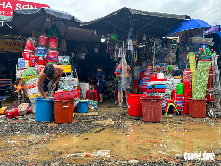 Tiểu thương dọn dẹp bùn đất Tiểu thương dọn dẹp bùn đất