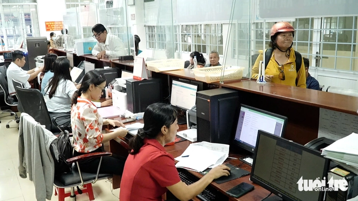 Cán bộ Vĩnh Long làm việc Cán bộ Vĩnh Long làm việc, giải quyết thủ tục cho dân