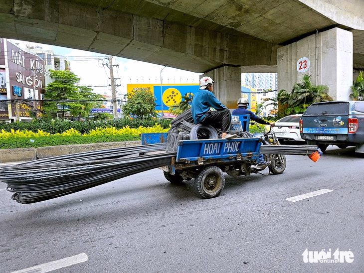 Xe tự chế chở sắt thép cồng kềnh trên đường Nguyễn Văn Quỳ Xe tự chế chở sắt thép cồng kềnh trên đường Nguyễn Văn Quỳ
