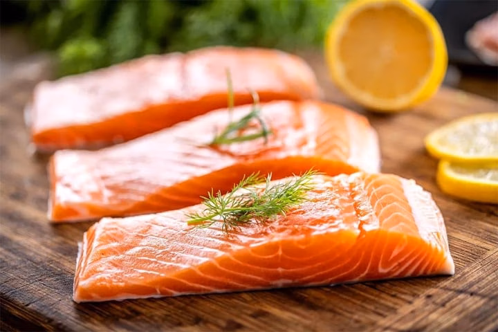 Rã đông cá hồi trong ngăn mát tủ lạnh Rã đông cá hồi trong ngăn mát tủ lạnh
