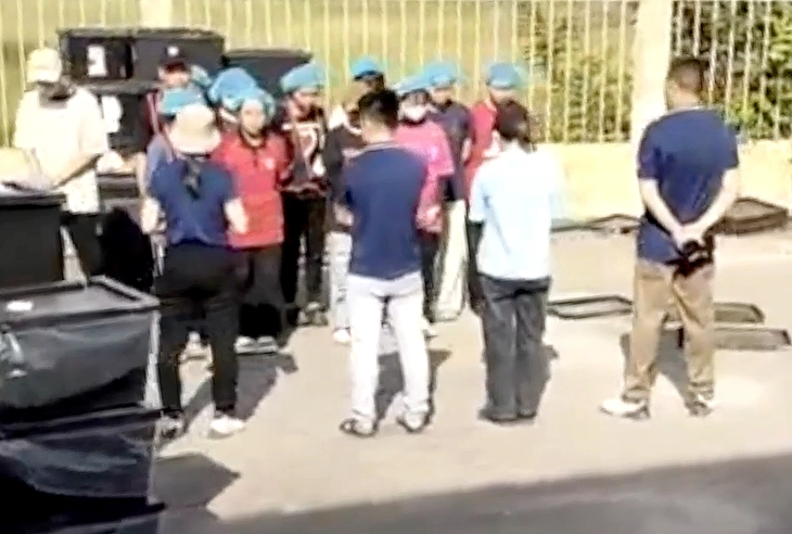 Công nhân bị buộc đứng giữa nắng để nghe phổ biến công việc