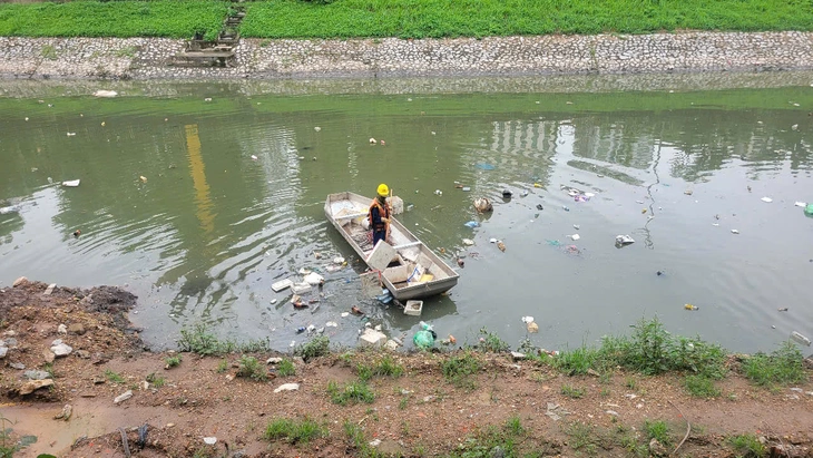 Công nhân dọn rác trên sông Tô Lịch Công nhân Công ty Thoát nước Hà Nội dọn rác trên sông Tô Lịch