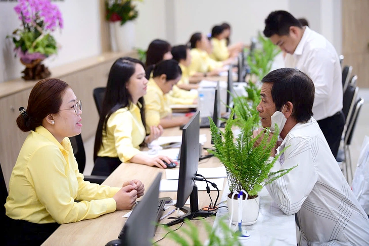 Người dân làm thủ tục hành chính tại Trung tâm phục vụ hành chính công phường Thủ Đức, TP.HCM Người dân làm thủ tục hành chính tại Trung tâm phục vụ hành chính công phường Thủ Đức, TP.HCM
