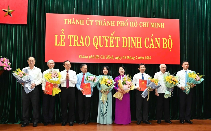 Bí thư Nguyễn Văn Nên trao quyết định nghỉ hưu trước tuổi và tặng hoa tri ân đến các lãnh đạo ban đảng thuộc Thành ủy TP