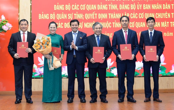 Lãnh đạo tỉnh Quảng Ngãi thực hiện các quyết định bổ nhiệm Lãnh đạo tỉnh Quảng Ngãi thực hiện các quyết định bổ nhiệm