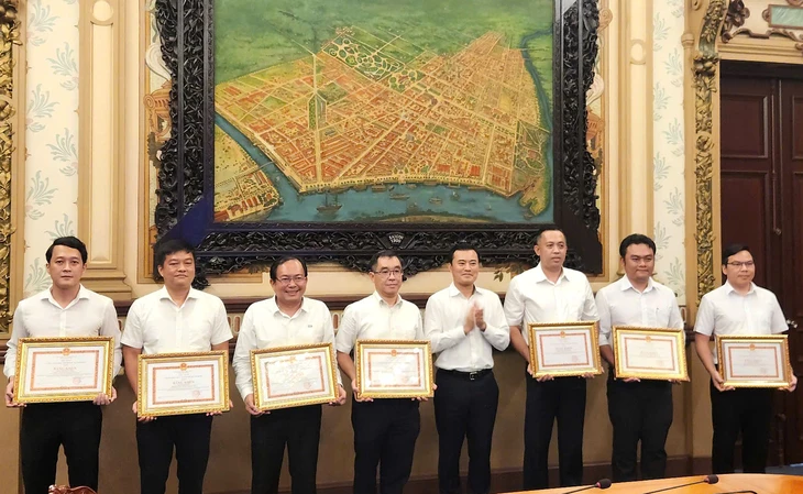 Chủ tịch TP.HCM khen thưởng Sở Xây dựng về miễn giấy phép cho 112 dự án Chủ tịch TP.HCM khen thưởng Sở Xây dựng về miễn giấy phép cho 112 dự án