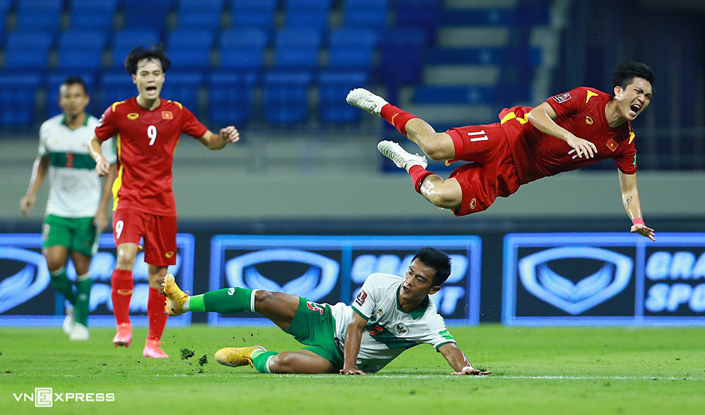 Tuấn Anh chấn thương sau pha vào bóng nguy hiểm của cầu thủ Indonesia trong trận thắng 2-1 tại UAE hồi tháng Sáu. Ảnh: Lâm Thoả