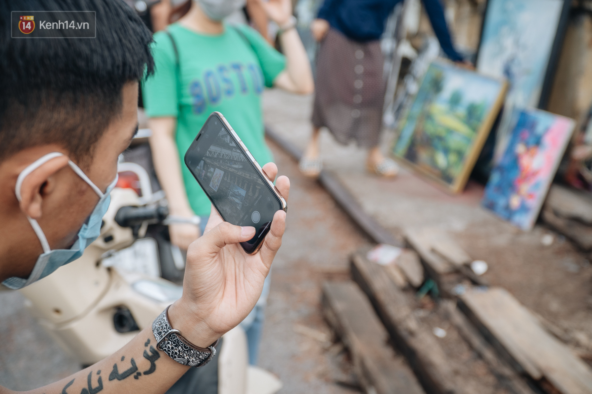 Gặp người họa sĩ già bày bán tranh trên cầu Long Biên: Tôi vẽ tranh, bán với mức giá bình dân, trừ tiền màu, họa phẩm, vẫn còn chút đong gạo - Ảnh 10.