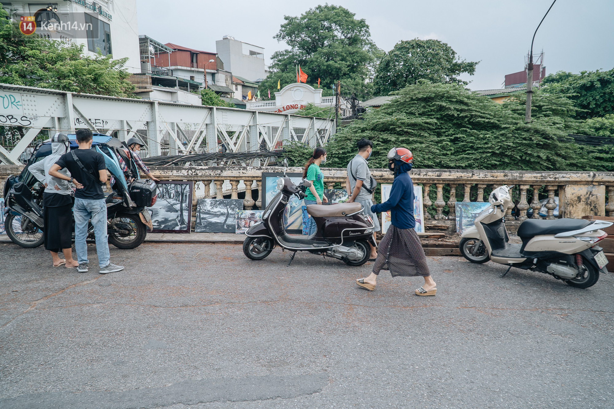 Gặp người họa sĩ già bày bán tranh trên cầu Long Biên: Tôi vẽ tranh, bán với mức giá bình dân, trừ tiền màu, họa phẩm, vẫn còn chút đong gạo - Ảnh 4.