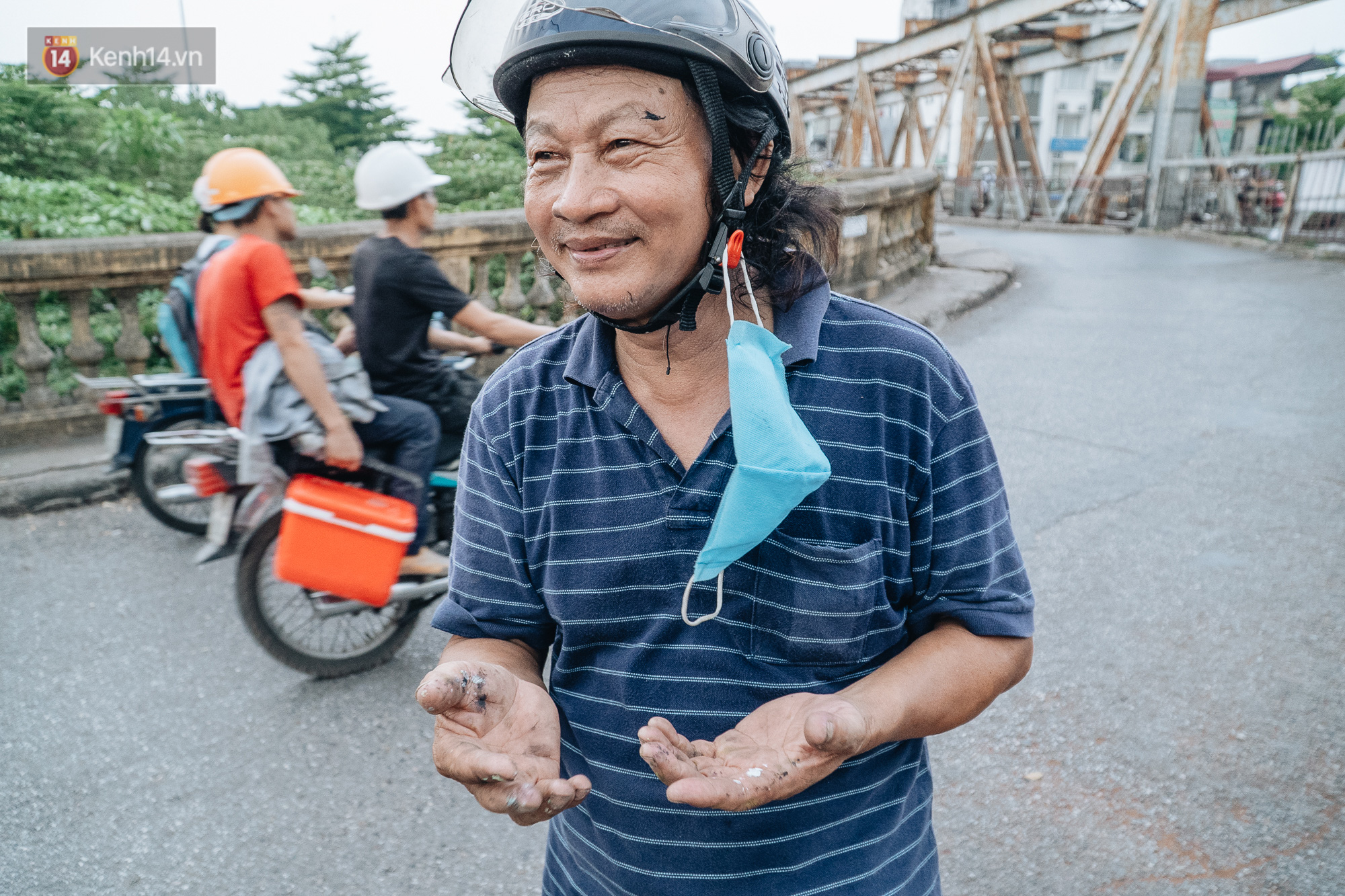 Gặp người họa sĩ già bày bán tranh trên cầu Long Biên: Tôi vẽ tranh, bán với mức giá bình dân, trừ tiền màu, họa phẩm, vẫn còn chút đong gạo - Ảnh 6.